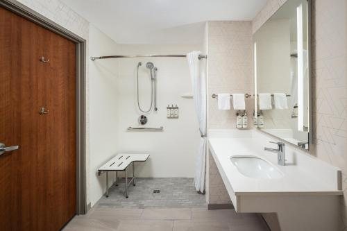 Holiday Inn Express Suites Nampa Idaho Center By IHG — Bathroom