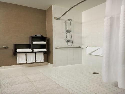 Holiday Inn Express Suites Naples Downtown 5th Avenue By IHG — Bathroom