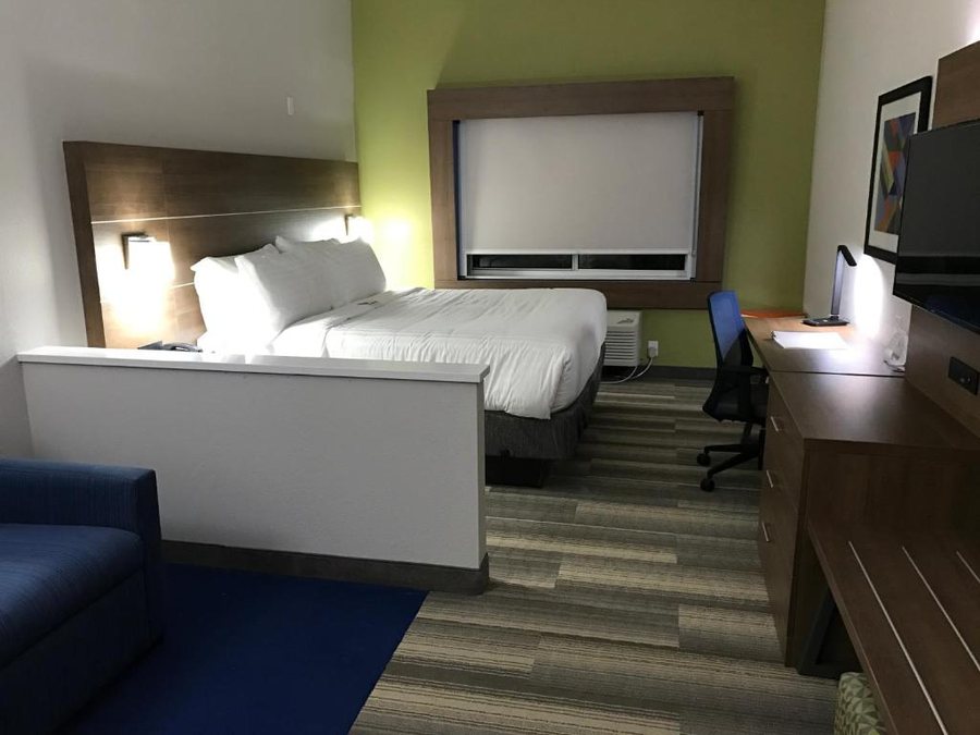 Holiday Inn Express Suites Naples Downtown 5th Avenue By IHG — Guest room