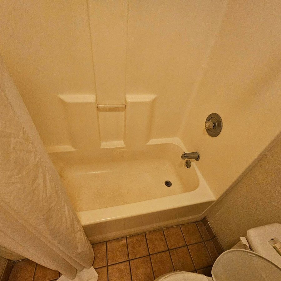 Holiday Inn Express Suites Natchez South By IHG Natchez Mississippi — Bathroom