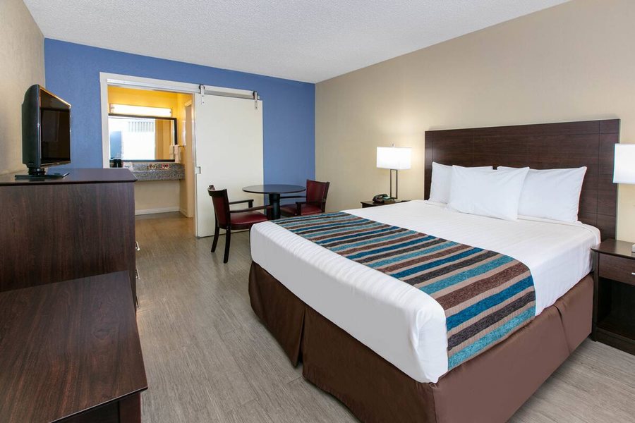 Holiday Inn Express Suites Natchez South By IHG Natchez Mississippi — Guest room