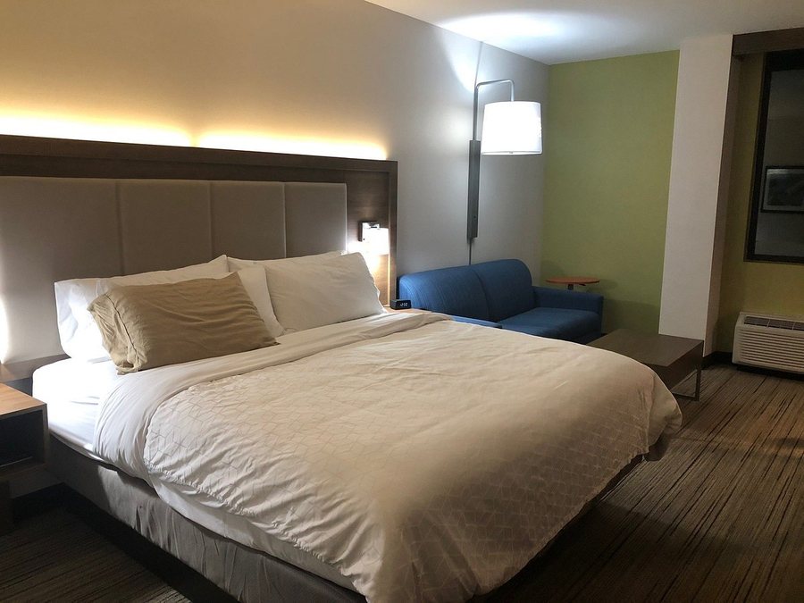 Holiday Inn Express Suites Niagara Falls By IHG — Guest room