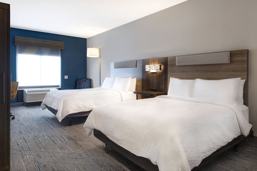 Holiday Inn Express Suites North Kansas City by IHG — Guest room