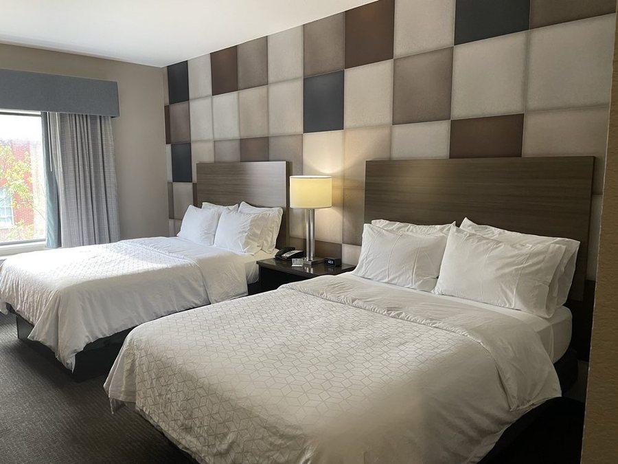 Holiday Inn Express Suites Oklahoma City Dwtn Bricktown By IHG — Guest room