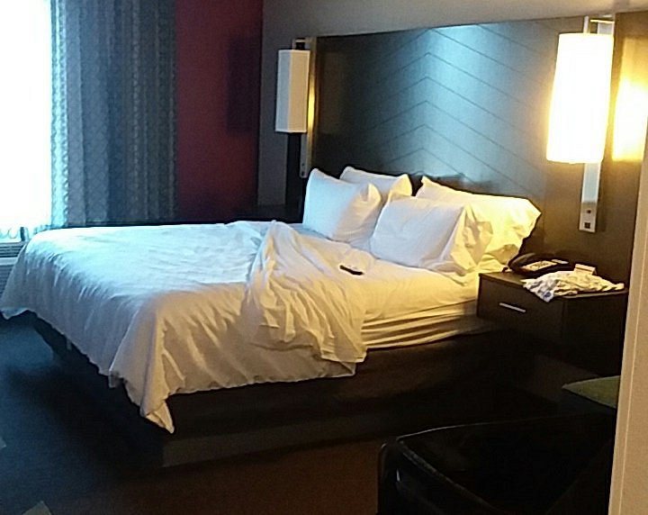 Holiday Inn Express Suites Oklahoma City Mid Arpt Area By IHG — Guest room