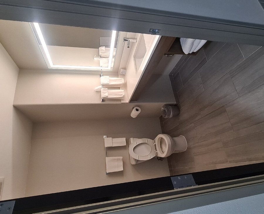 Holiday Inn Express Suites Oklahoma City NW Quail Springs — Bathroom