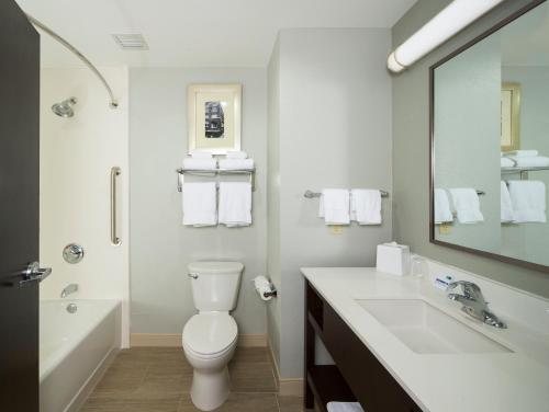 Holiday Inn Express Suites Oklahoma City Southeast I 35 By IHG — Bathroom