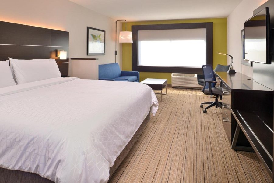 Holiday Inn Express Suites Olathe North By IHG — Guest room