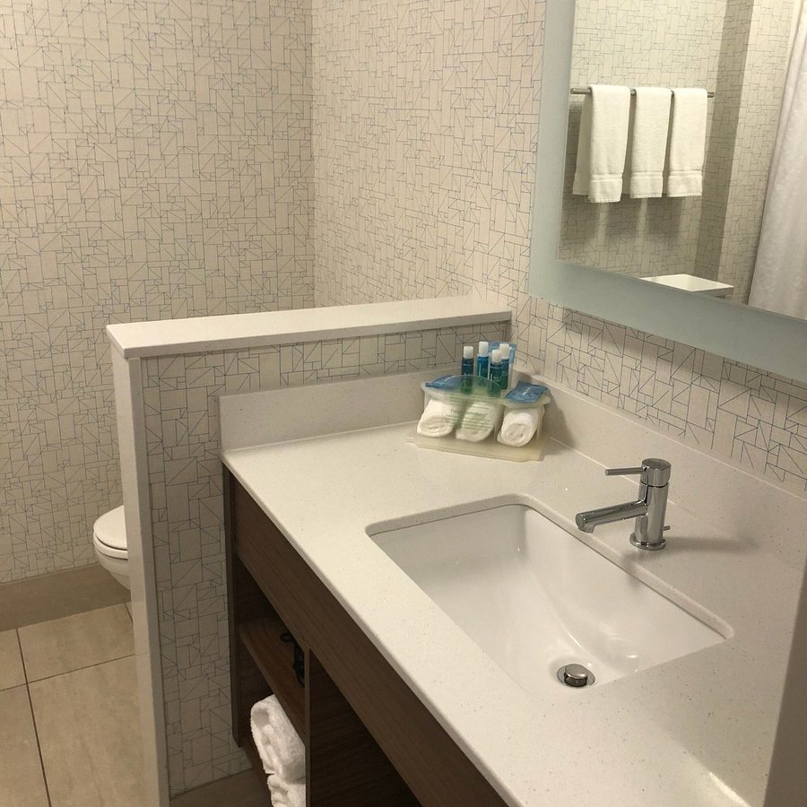 Holiday Inn Express Suites Olathe West By IHG — Bathroom