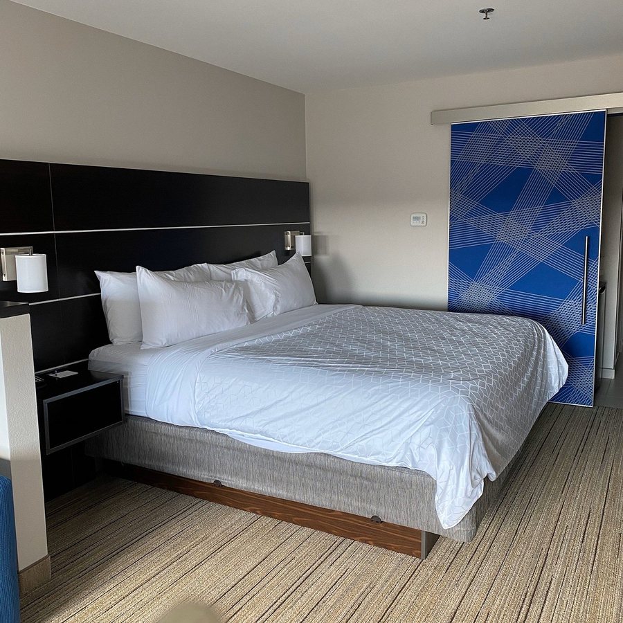 Holiday Inn Express Suites Olathe West By IHG — Guest room