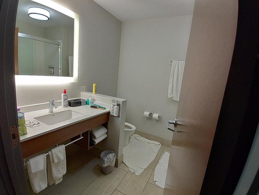 Holiday Inn Express Suites Omaha 120th And Maple By IHG — Bathroom