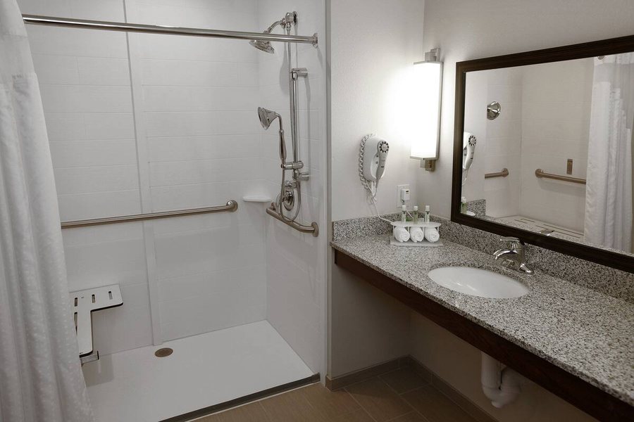 Holiday Inn Express Suites Omaha Downtown Old Market By IHG — Bathroom