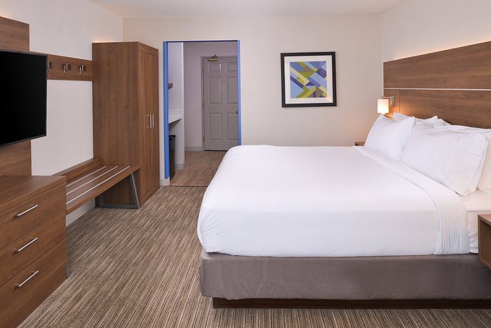 Holiday Inn Express Suites Omaha West By IHG — Guest room