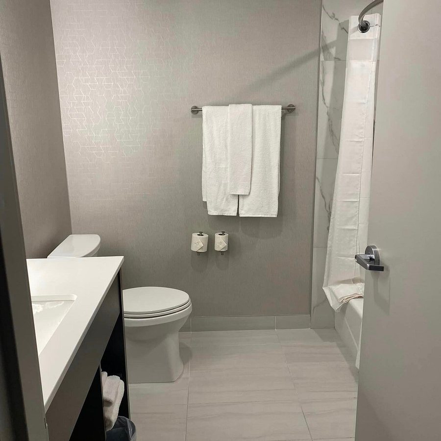 Holiday Inn Express Suites Ontario Airport by IHG — Bathroom