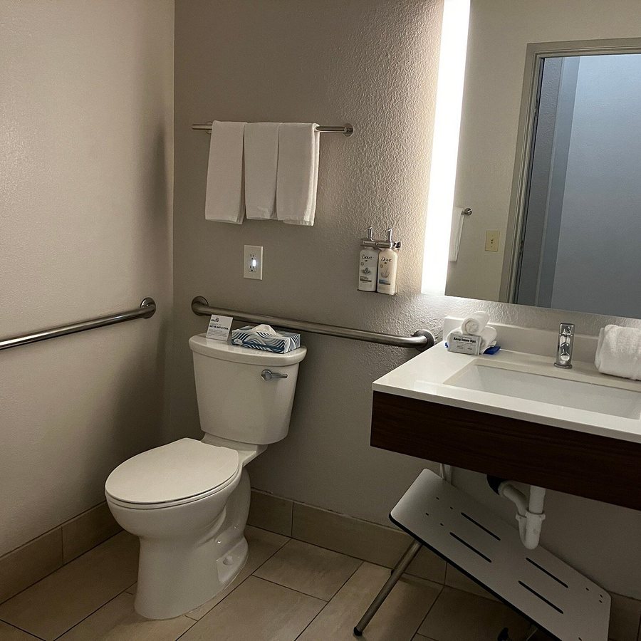 Holiday Inn Express Suites Ontario Airport mills Mall By IHG — Bathroom