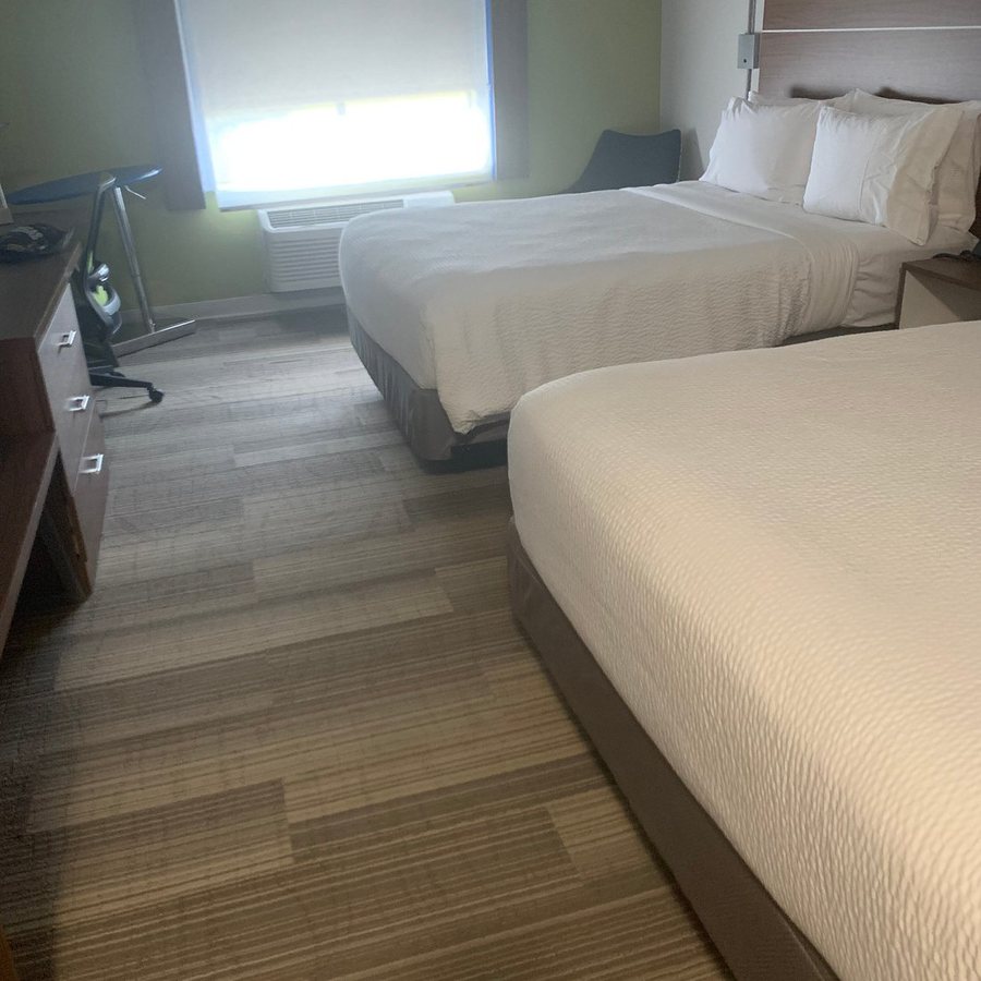 Holiday Inn Express Suites Orange by IHG — Guest room