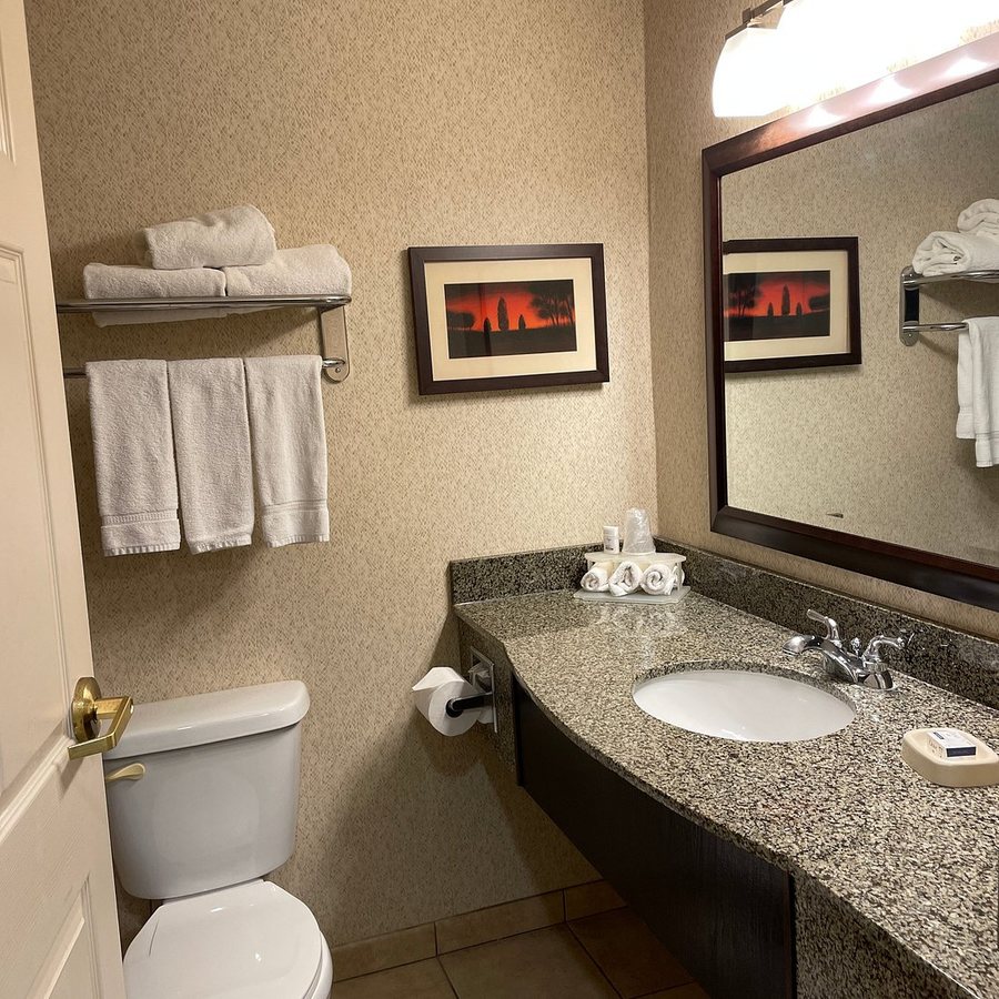 Holiday Inn Express Suites Oroville Lake by IHG — Bathroom