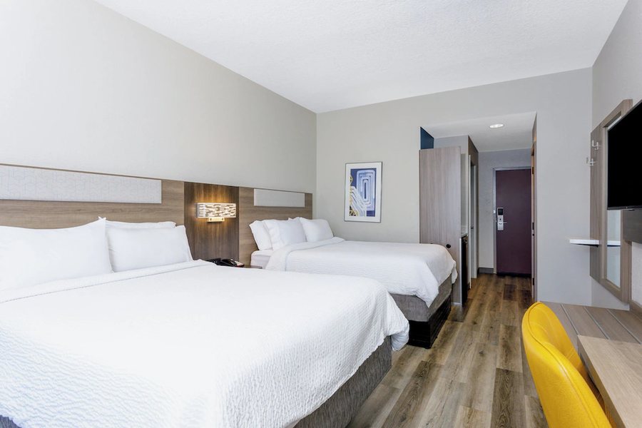 Holiday Inn Express Suites Oroville Lake by IHG — Guest room