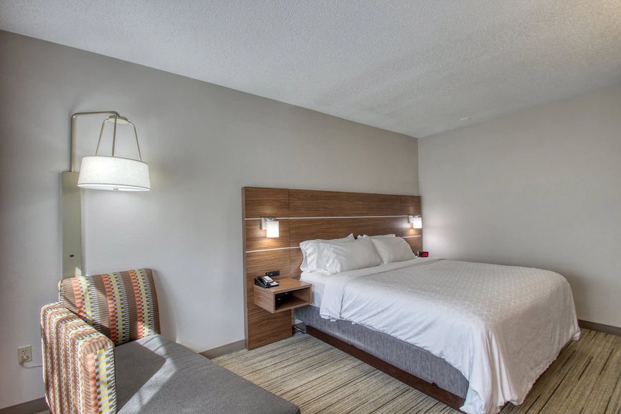 Holiday Inn Express Suites Oshkosh sr 41 By IHG — Guest room