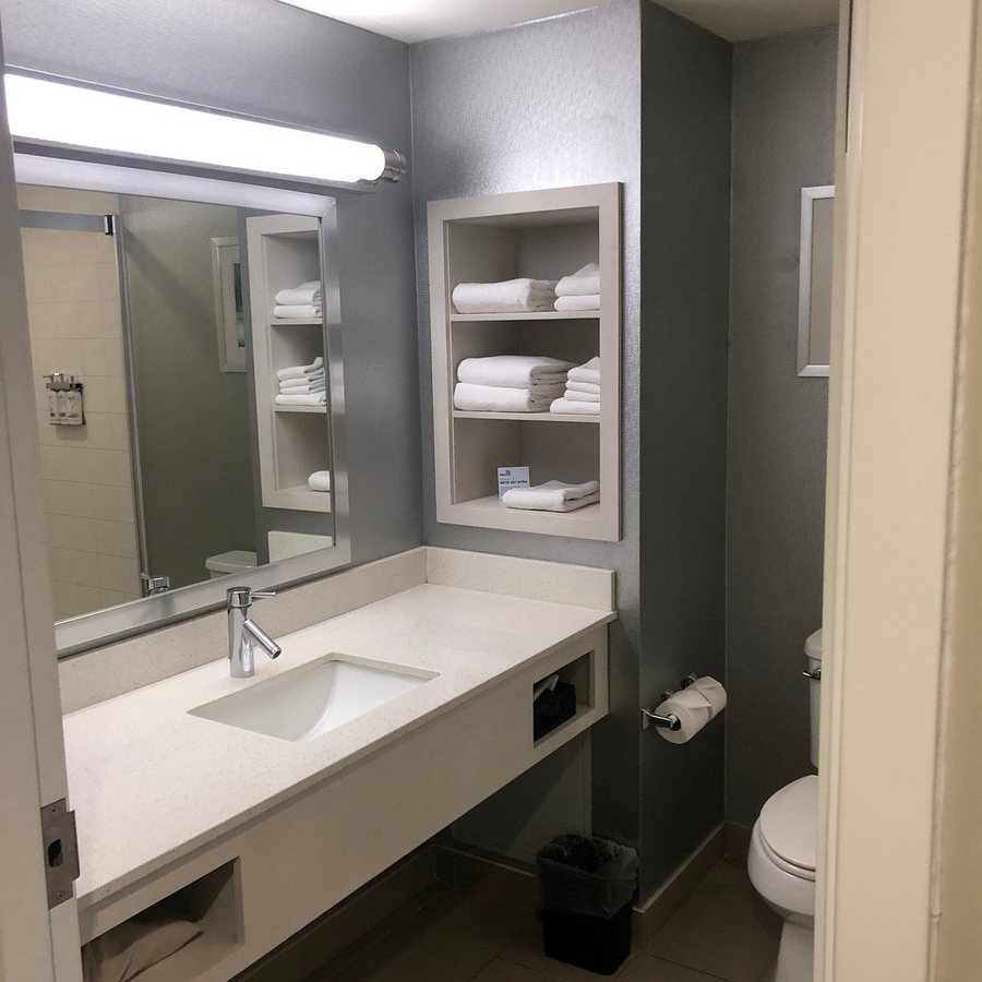 Holiday Inn Express Suites Oswego By IHG — Bathroom