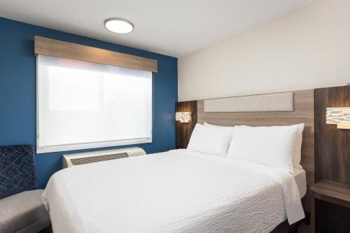 Holiday Inn Express Suites Oswego By IHG — Guest room
