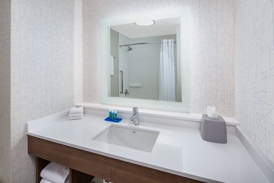 Holiday Inn Express Suites Ottawa Airport By IHG — Bathroom