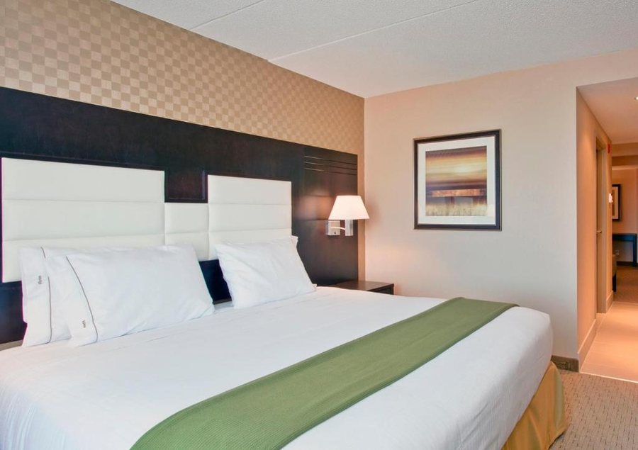 Holiday Inn Express Suites Ottawa By IHG — Guest room