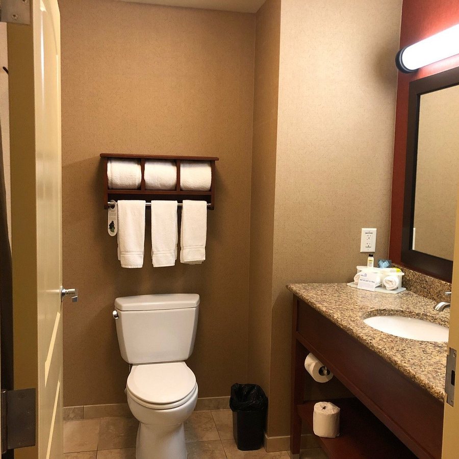 Holiday Inn Express Suites Paducah West by IHG — Bathroom