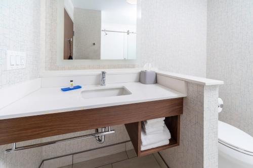 Holiday Inn Express Suites Palm Bay By IHG — Bathroom