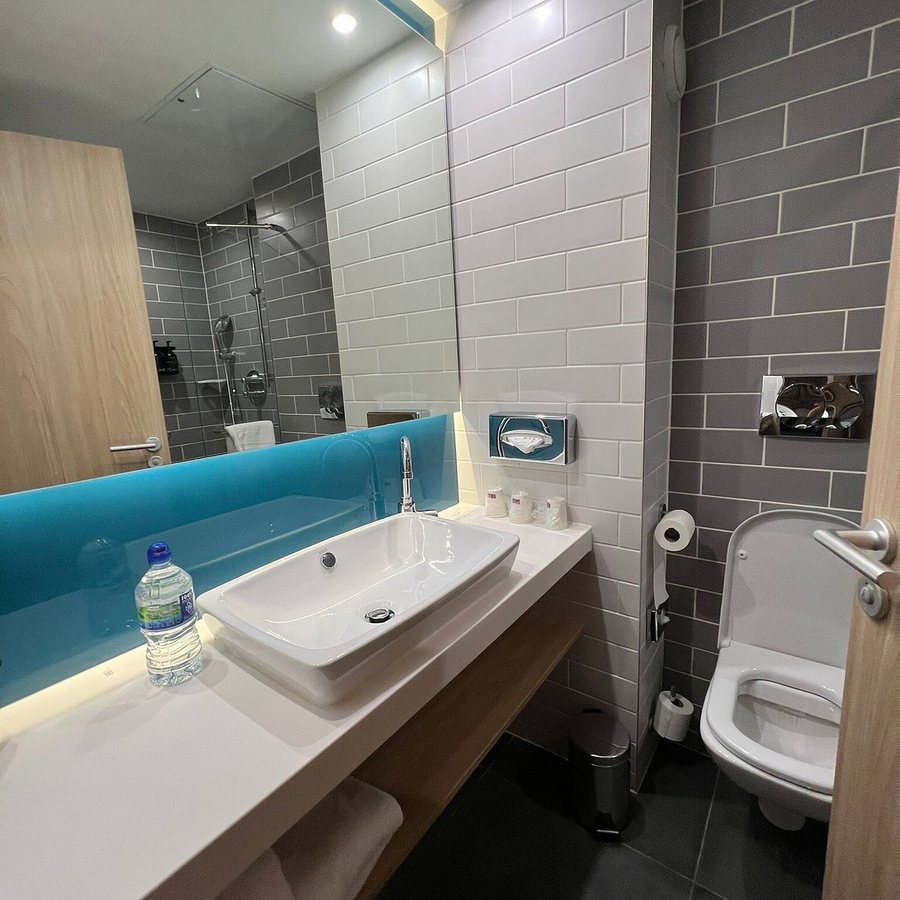 Holiday Inn Express Suites Paris by IHG — Bathroom