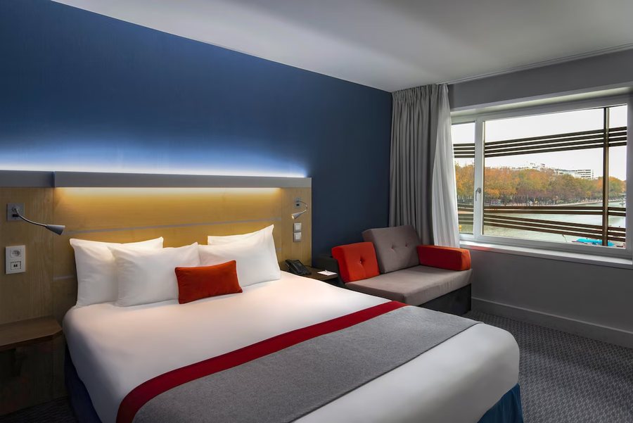 Holiday Inn Express Suites Paris by IHG — Guest room