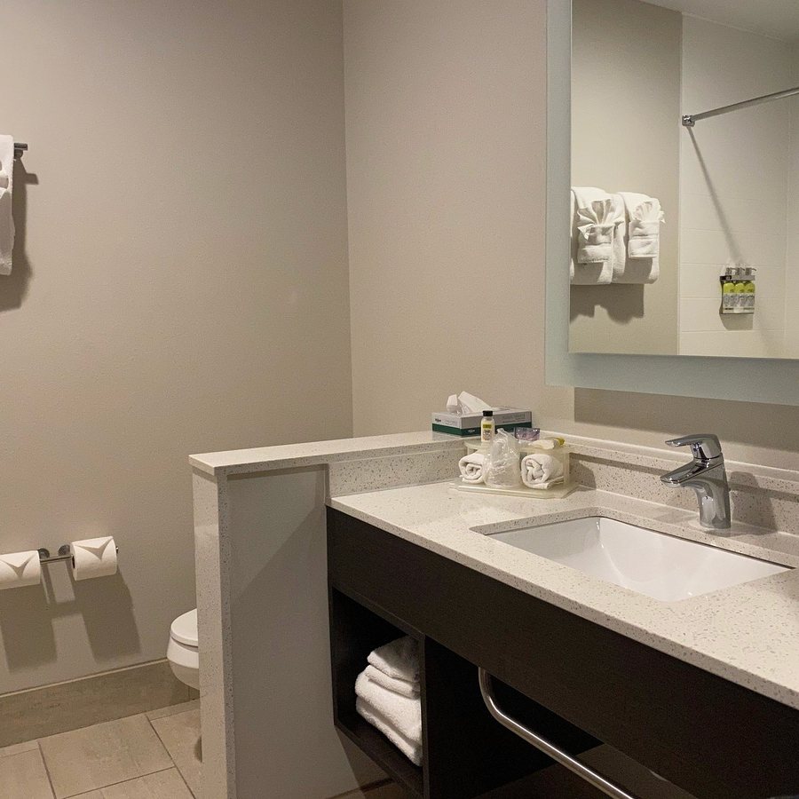Holiday Inn Express Suites Parkersburg East By IHG — Bathroom