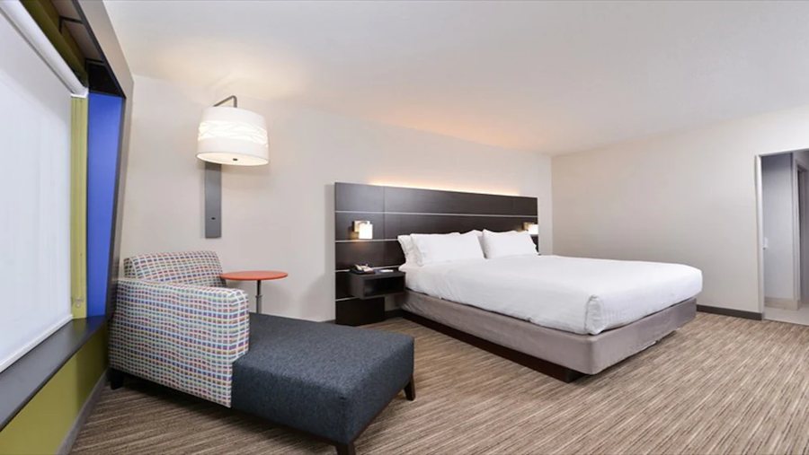 Holiday Inn Express Suites Parkersburg East By IHG — Guest room