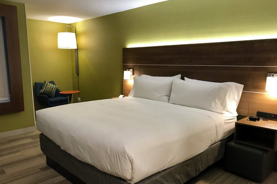 Holiday Inn Express Suites Pasadena Los Angeles by IHG — Guest room
