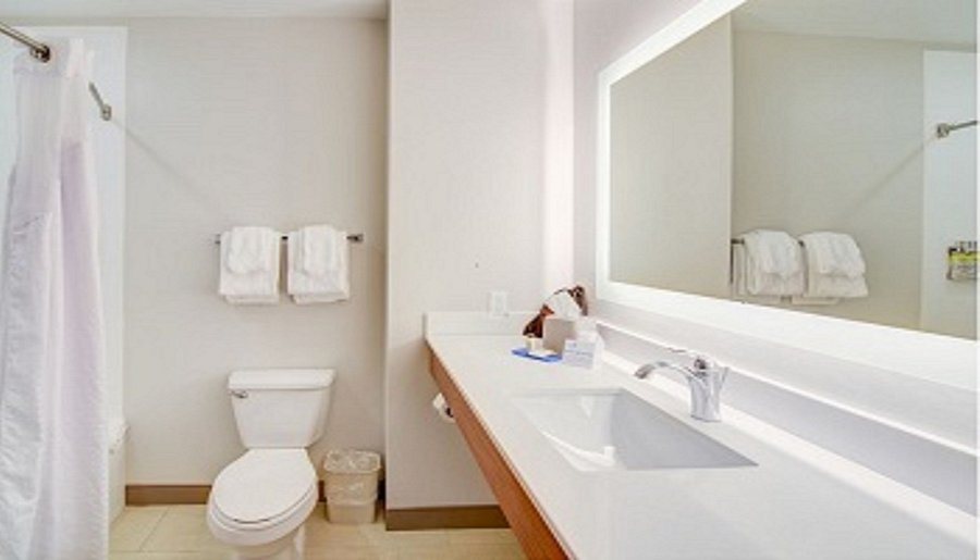 Holiday Inn Express Suites Perry by IHG — Bathroom