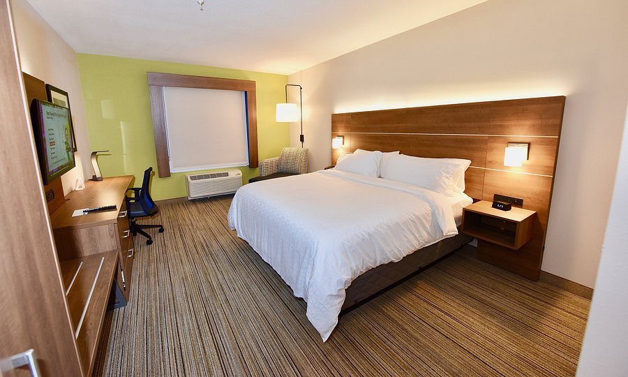Holiday Inn Express Suites Perry by IHG — Guest room