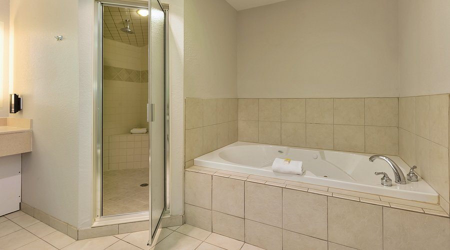 Holiday Inn Express Suites Petoskey By IHG Petoskey Emmet County Michigan — Bathroom