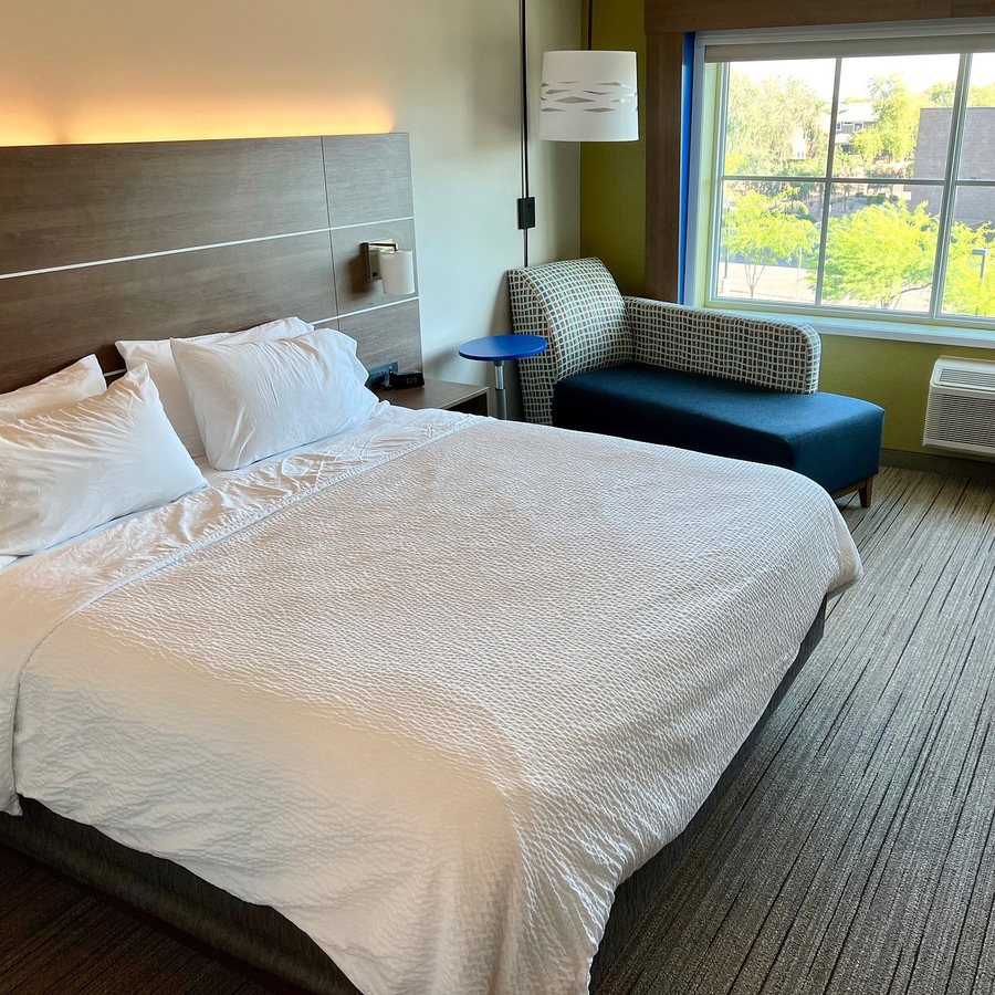 Holiday Inn Express Suites Phoenix East Gilbert by IHG — Guest room