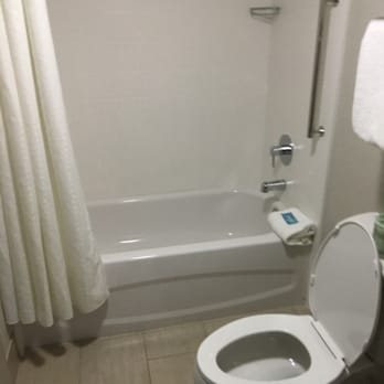 Holiday Inn Express Suites Pigeon Forge Sevierville By IHG — Bathroom