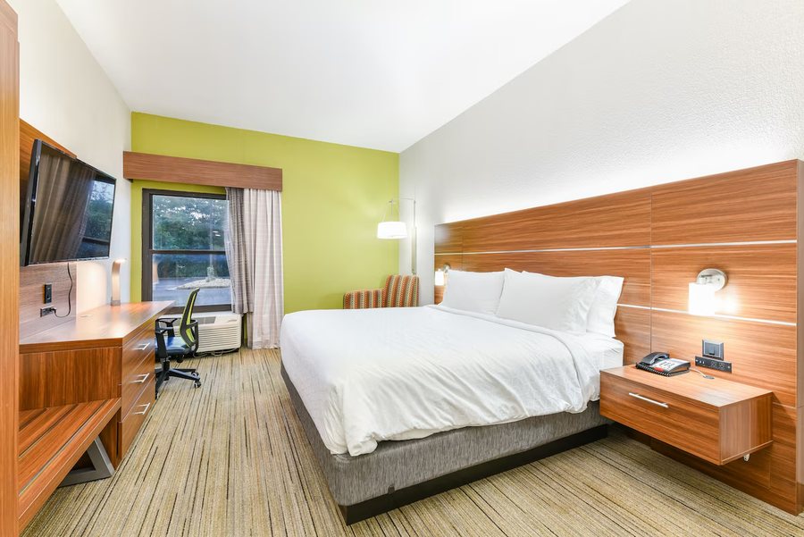 Holiday Inn Express Suites Pigeon Forge Sevierville By IHG — Guest room