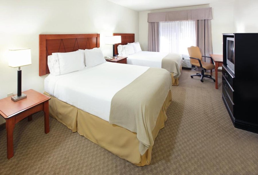 Holiday Inn Express Suites Pine Bluff by IHG — Guest room
