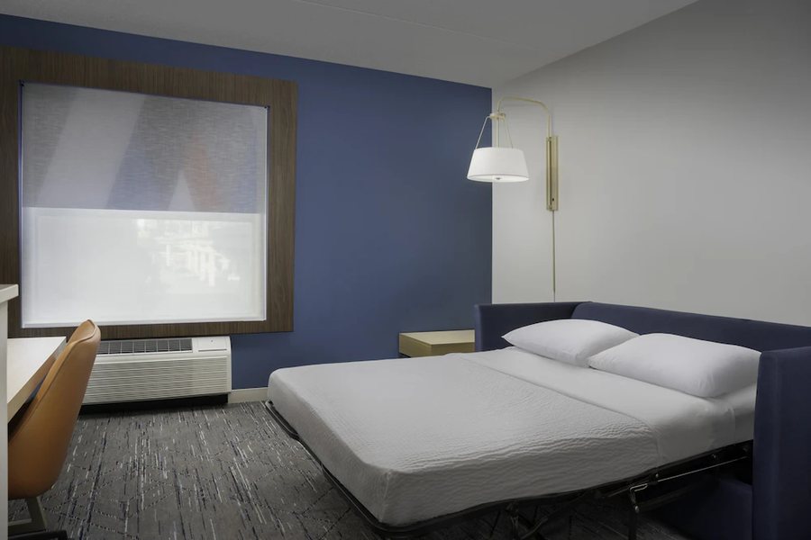 Holiday Inn Express Suites Pittsburgh Airport by IHG — Guest room