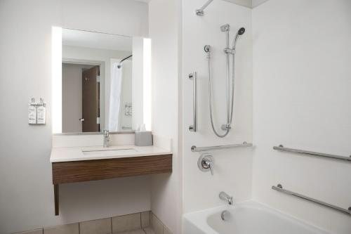 Holiday Inn Express Suites Pittsburgh Monroeville By IHG — Bathroom