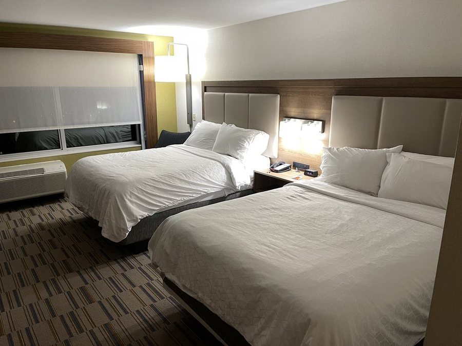 Holiday Inn Express Suites Pittsburgh Monroeville By IHG — Guest room