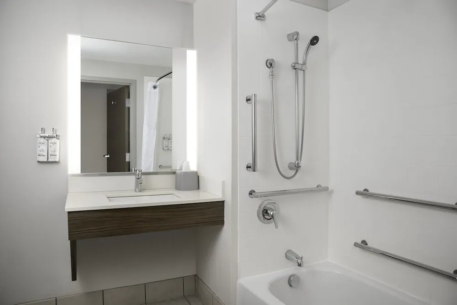 Holiday Inn Express Suites Pittsburgh West Green Tree by IHG — Bathroom