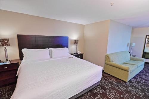 Holiday Inn Express Suites Pittsburgh West Green Tree by IHG — Guest room