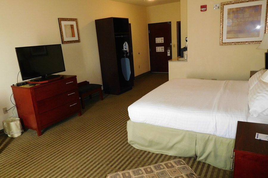 Holiday Inn Express Suites Ponca City By IHG — Guest room