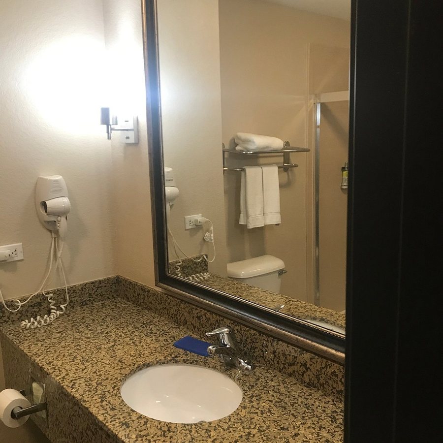 Holiday Inn Express Suites Port Clinton Catawba Island by IHG — Bathroom
