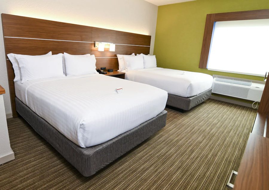 Holiday Inn Express Suites Port Clinton Catawba Island by IHG — Guest room