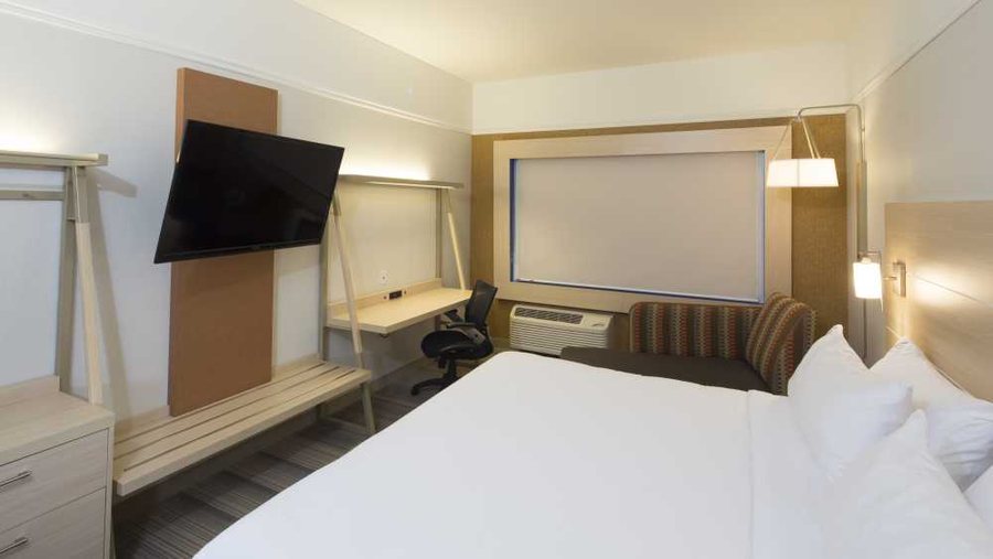 Holiday Inn Express Suites Port Huron By IHG — Guest room